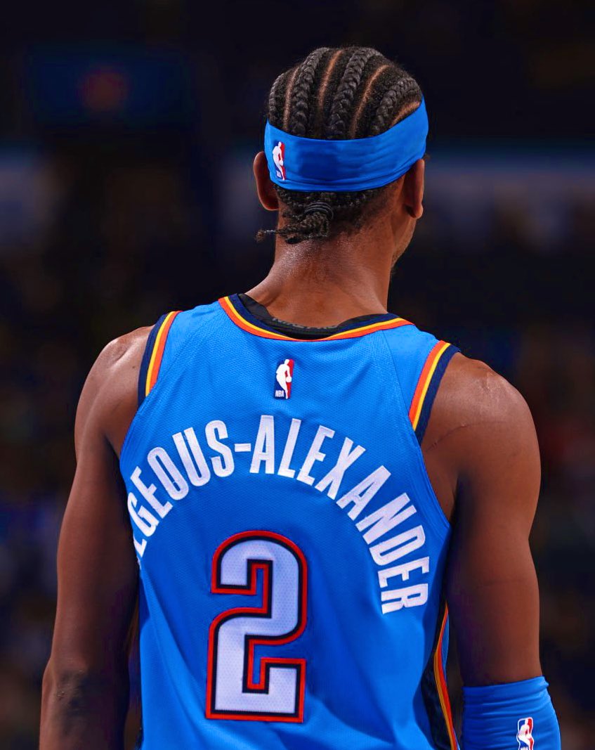 TheDunkCentral's tweet image. Shai Gilgeous-Alexander over his last 10 games: 

34.1 PPG
6.5 APG
6.0 RPG
55% FG
OKC 8-2 

MVP Candidate 🔥