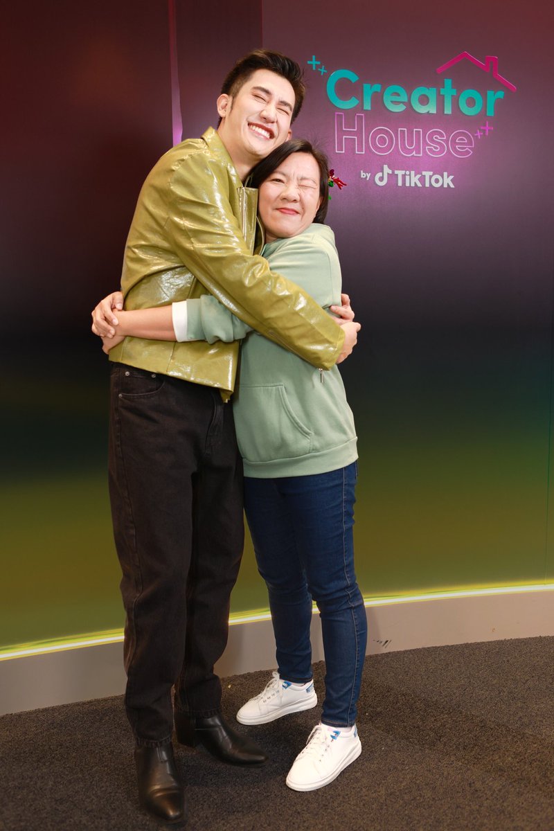 KMomza's tweet photo. กอดกันแน่นๆ รักกันไปนานๆ โอเคนะจ้ะ
@_nutder
#nutder
#ชาวเด้อร์ของนัทเด้อ https://t.co/kVsxLOvGEc