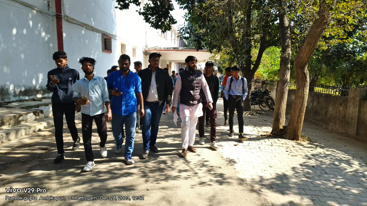 RachitMishra__'s tweet photo. पीजी कॉलेज के छात्रो के साथ हुए धोखाधड़ी के बाद संघ द्वारा किए गए मांग पर हुई जांच में महाविद्यालय से एडमिशन में हुए धोखाधड़ी में अबतक 70 छात्रों का निकला लिस्ट, कुल अबतक डेढ़ लाख रूपये का प्रिंस चॉइस सेंटर के भुगतान किया गया हैI
@vishnudsai @brijmohan_ag @ArunSao3 https://t.co/bcOFfWTtZ5