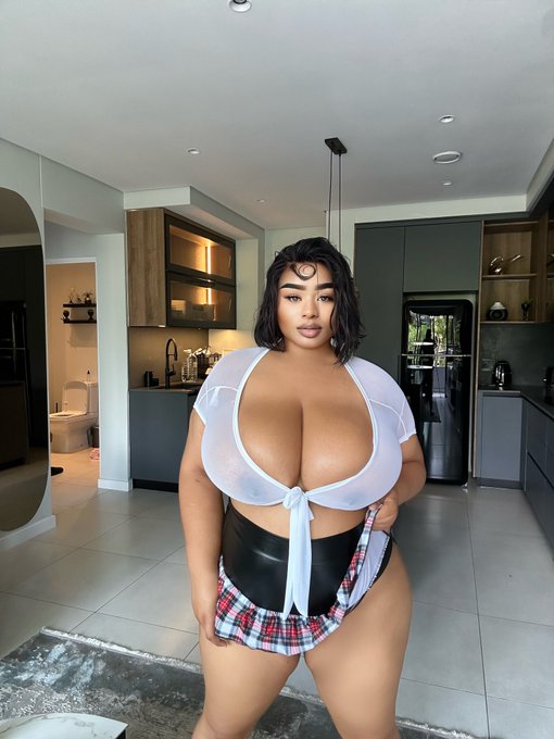 Watch me jump up &amp; down 💃🏽 https://t.co/FxqjV3ORLX https://t.co/fNUwK1mv7a