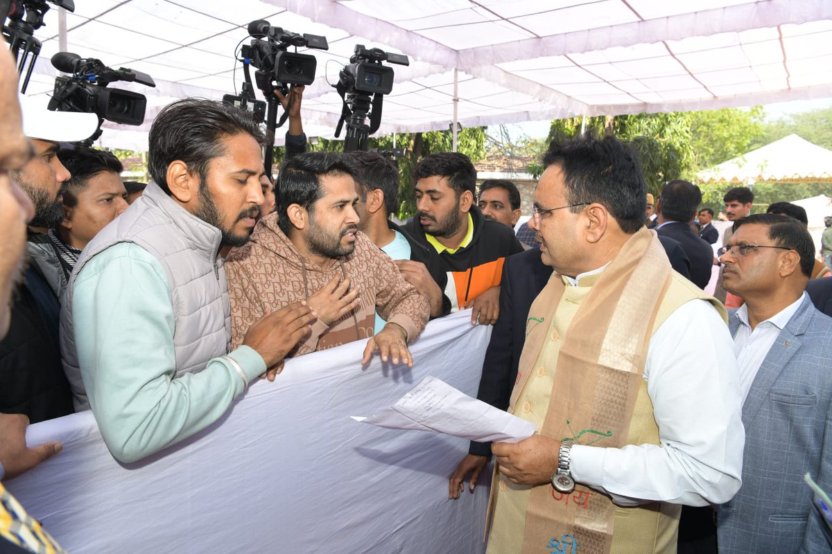 manojmeena's tweet photo. माननीय मुख्यमंत्री @BhajanlalBjp जी RAS postponed की मांग को लेकर दो बार आपको अवगत करा दिया है। आज मंत्रिमंडल बनने के बाद भी अगर आपकी सरकार आज शाम तक गंभीरता नहीं दिखाती है तो मजबूरन छात्रों को सड़कों पर उतरना पड़ेगा। #manojmeena 
#RAS_2023_स्थगित_करो 
#RAS_MAINS_मांगे_समय https://t.co/wc6eRuUtfy
