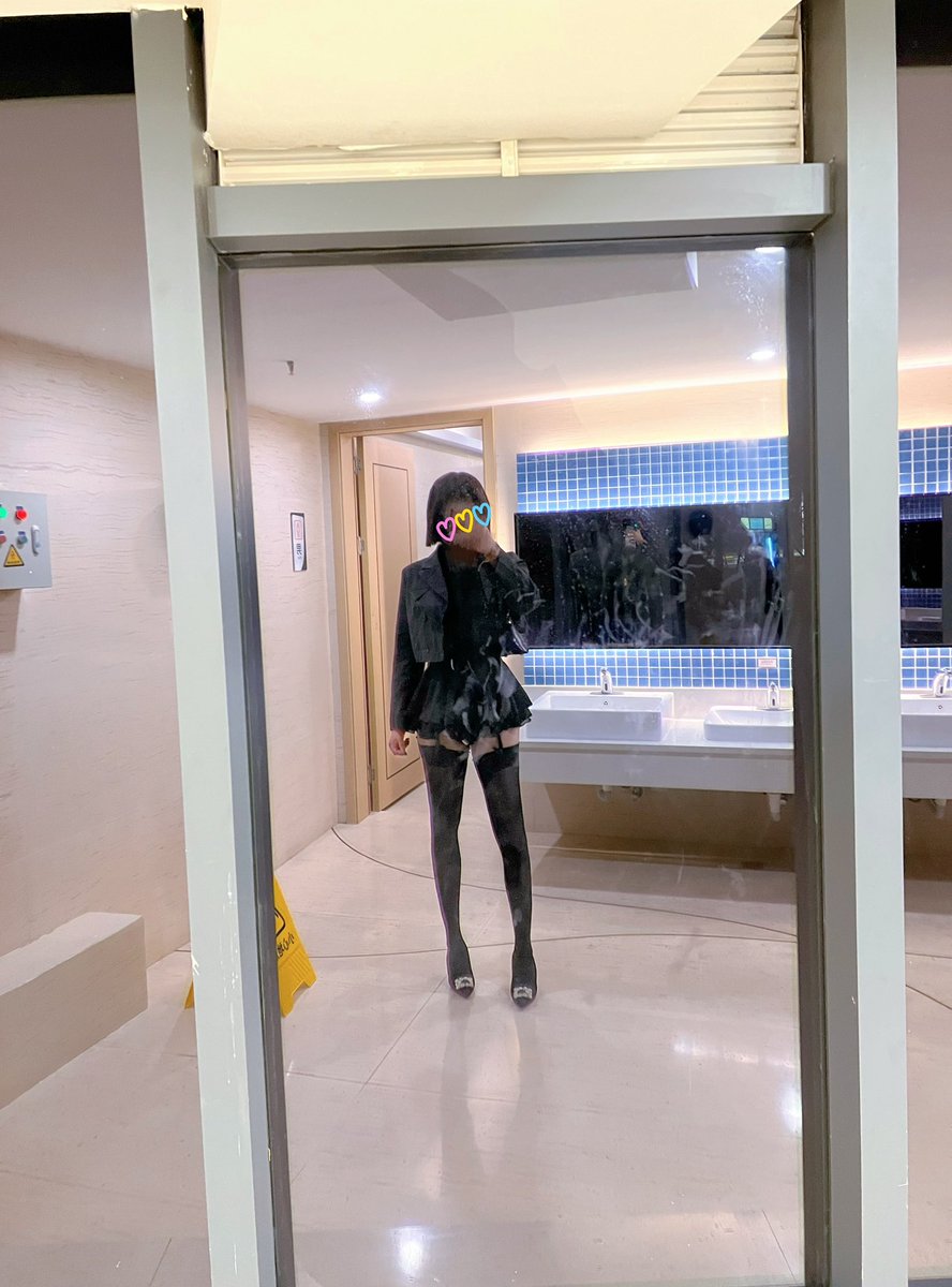 昨晚提問完去鄰近結業商場
走進電梯只有薇薇和中年男
回望他原本看著手機的眼神
早已遊走薇薇身體上下下上
掃射般視姦感覺快被他脫光

到樓層竟說按錯想給謊言福利
店玻璃倒影行走妖嬈擺臀騷姿
他尾隨至對鏡拍照才假裝進廁

調裙至腰
待他出來
裙擺旋轉著
森林藏珍珠
蜜桃翹臀丁
他罵句粗口
逃男士勿進