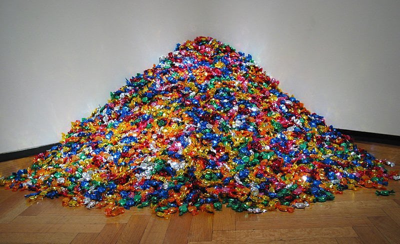 loracarte's tweet photo. Uma obra (visual) que nunca falha em me destruir emocionalmente toda vez que eu a vejo é essa obra sem título do Félix González-Torres (conhecida como “Retrato de Ross em L.A.”)

Mas eu adoro falar dela (e vou fazer isso no fio abaixo) + https://t.co/vb0jWaHIYg
