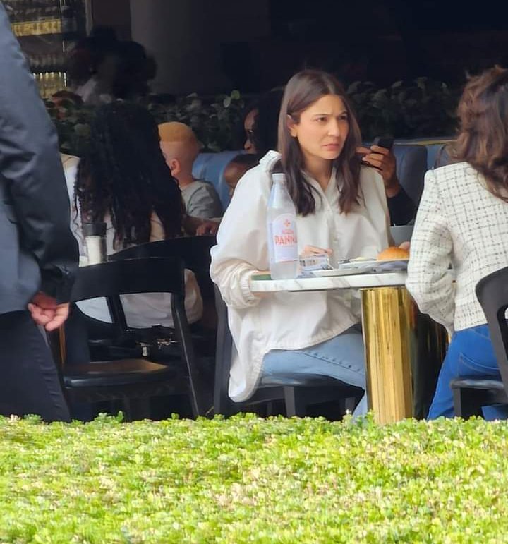 ShahCricketLive's tweet photo. Anushka Sharma has reached in South Africa to support Virat Kohli and Team India in 2nd Test match against South Africa. #SAvIND https://t.co/UAc29PqkML