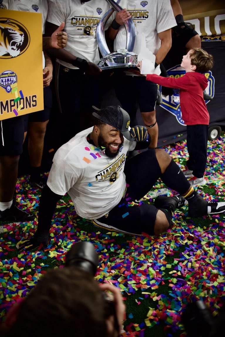 CottonBowlGame's tweet photo. Confetti SZN! 🎉 Congrats to @MizzouFootball for winning the 88th #GoodyearCottonBowl Classic! 

#LikeNoOther | #MIZ | #SomethingWasProved https://t.co/xhc7MOOlBI