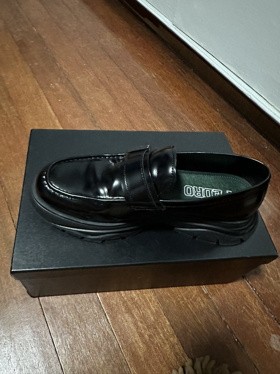 Cutids's tweet photo. @PedroShoes Bought this pair of shoes from your SM Megamall store and this happened after wearing them thrice. Tsk tsk. https://t.co/eGdCBkM6uU
