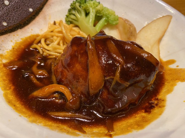 meroom's tweet photo. 年内残務をこなしながら(#塩つけ麺「#灯花」<#赤坂>&豚メインの #洋風居酒屋「#inton(#いんとん)」<#新宿>#ランチ&#日本酒 調達)
https://t.co/Ay0if4hPwk https://t.co/HK2m7zGYlf