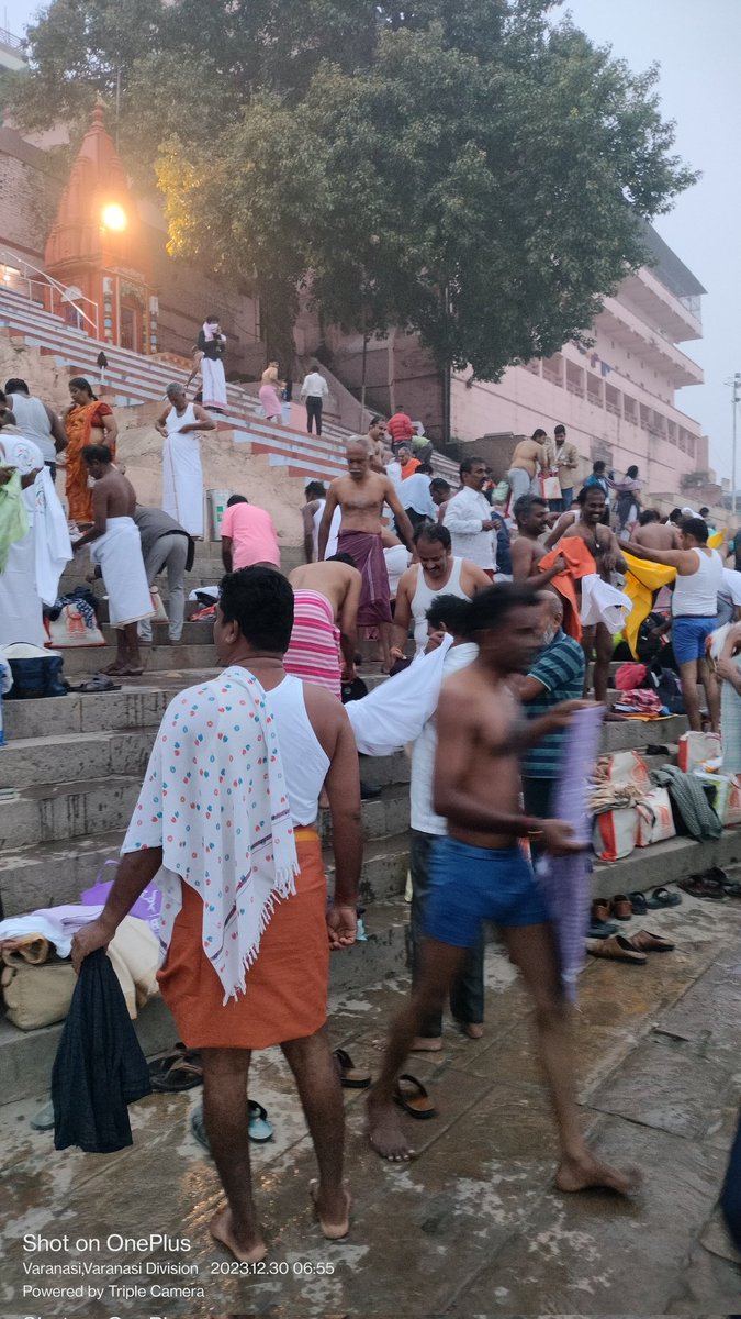 kvnanand's tweet photo. @PMOIndi @IRCTCofficial @MinOfCultureGoI 
@iitmadras The 7th batch of #kashitamilsangamam2023 @KTSangamam consisting of over 200 traders and businessmen from TN are on a trip to Varanasi, Prayagraj and Ayodhya from Dec 27 to Jan 3. They were accorded rosy and red carpet welcome. https://t.co/KTv8ubaNKn
