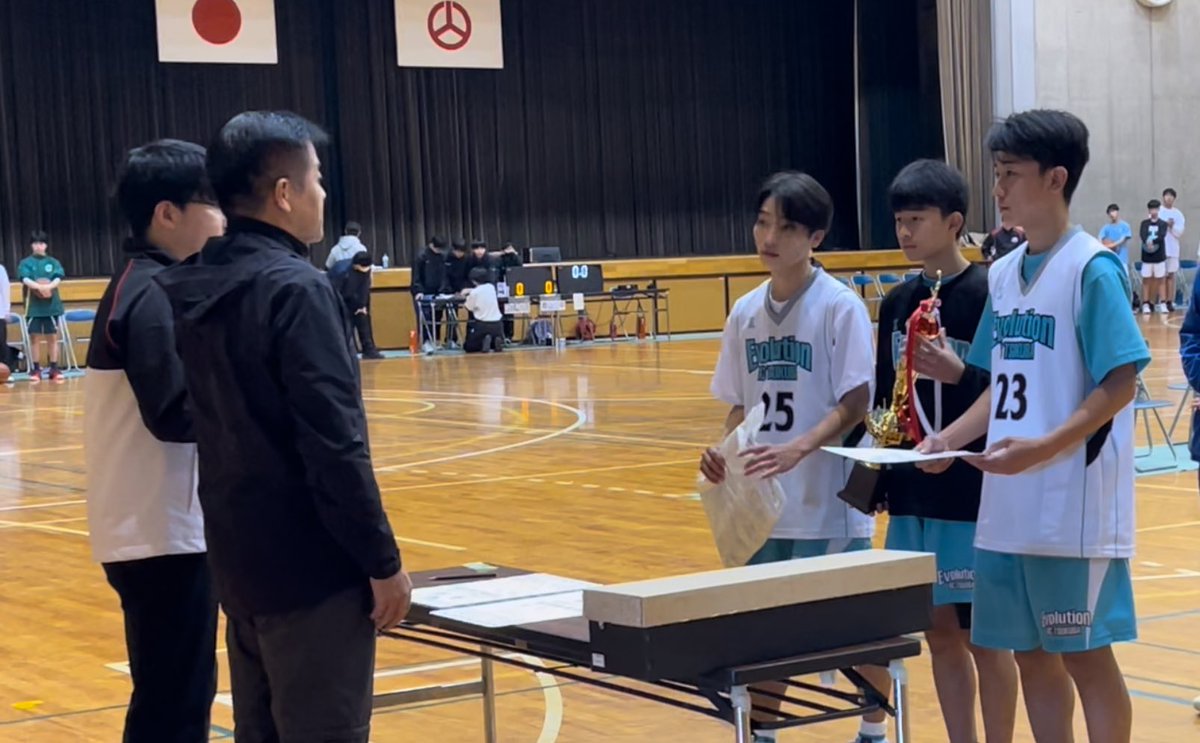BCEvolution1's tweet photo. 郡山フェスティバルに男子が参加させて頂きました。１つの目標に向けて全員で協力して「本気」になることの大切さに改めて気付かされました。特に2日目はこの代の試合としては過去一番まとまったのではないかと思います！
「人間力なくして競技力向上なし」
#bcつくばevolution 
#u15バスケ https://t.co/w7zmHym8rl