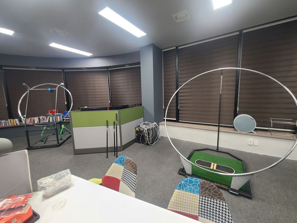 Proswing_Inc's tweet image. [ #스윙플레인2.0 ] 일반사무실에서 골프스윙궤도를 연습 합니다.
#드라이버스윙궤도 #아이언스윙궤도
proswing.kr
제품문의:1899-6637
#골프연습머신 전문제조 (주)프로스윙
#실내골프연습기계 #골프궤도교정기구 #골프자세교정기구 #드라이버연습 #아이언연습 #골프좌타연습기