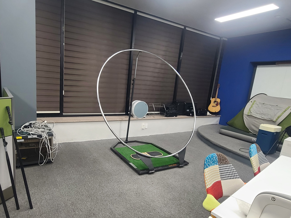 Proswing_Inc's tweet image. [ #스윙플레인2.0 ] 일반사무실에서 골프스윙궤도를 연습 합니다.
#드라이버스윙궤도 #아이언스윙궤도
proswing.kr
제품문의:1899-6637
#골프연습머신 전문제조 (주)프로스윙
#실내골프연습기계 #골프궤도교정기구 #골프자세교정기구 #드라이버연습 #아이언연습 #골프좌타연습기