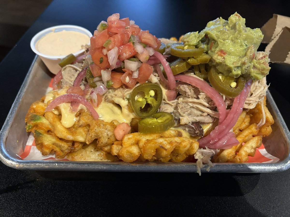 yevliii's tweet image. This burger was yelling at me but it was sooo gooodd~ 😋😍 #amazingdate #pulledporkburger #spanglishfries #boba