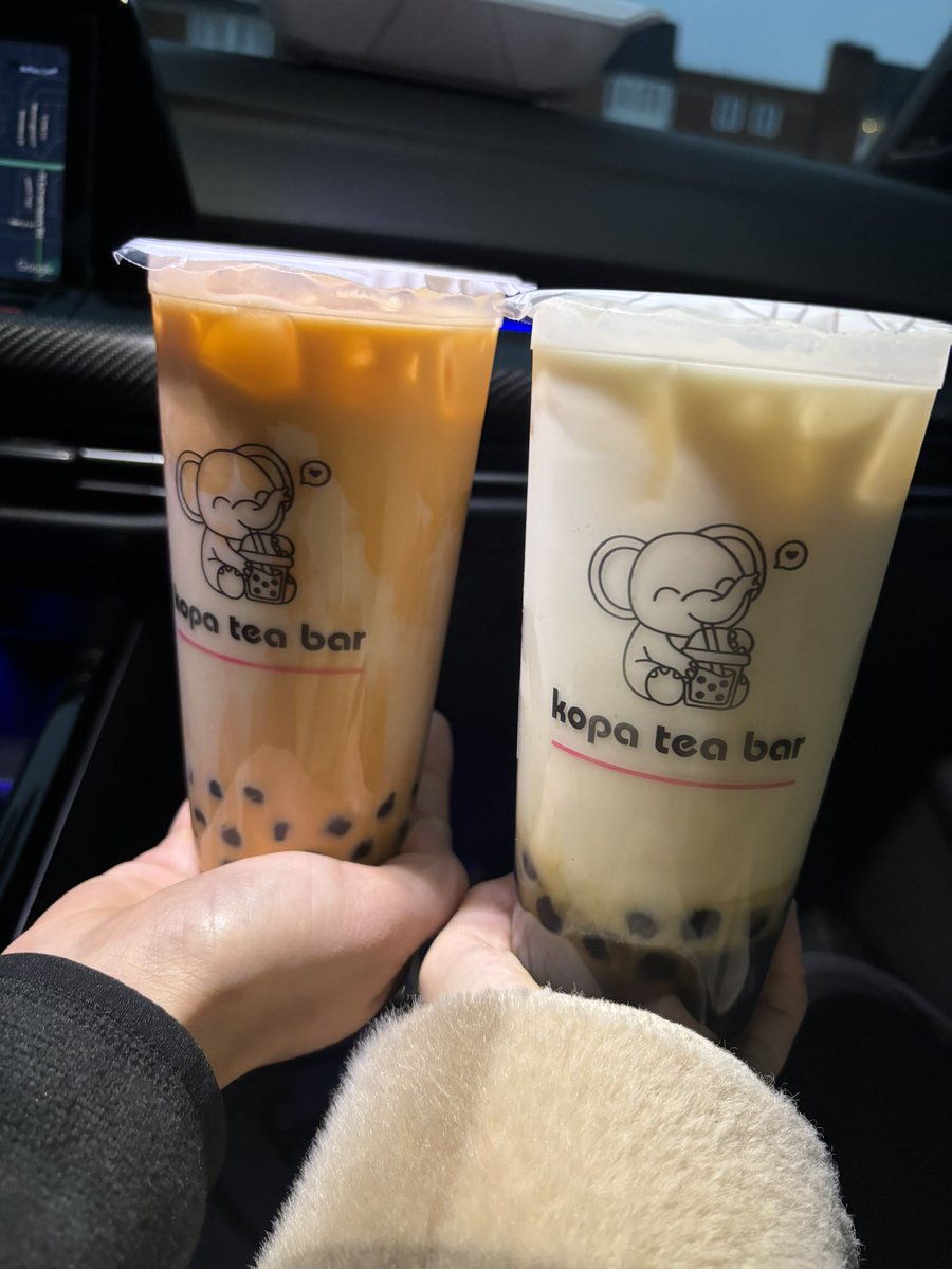 yevliii's tweet image. This burger was yelling at me but it was sooo gooodd~ 😋😍 #amazingdate #pulledporkburger #spanglishfries #boba