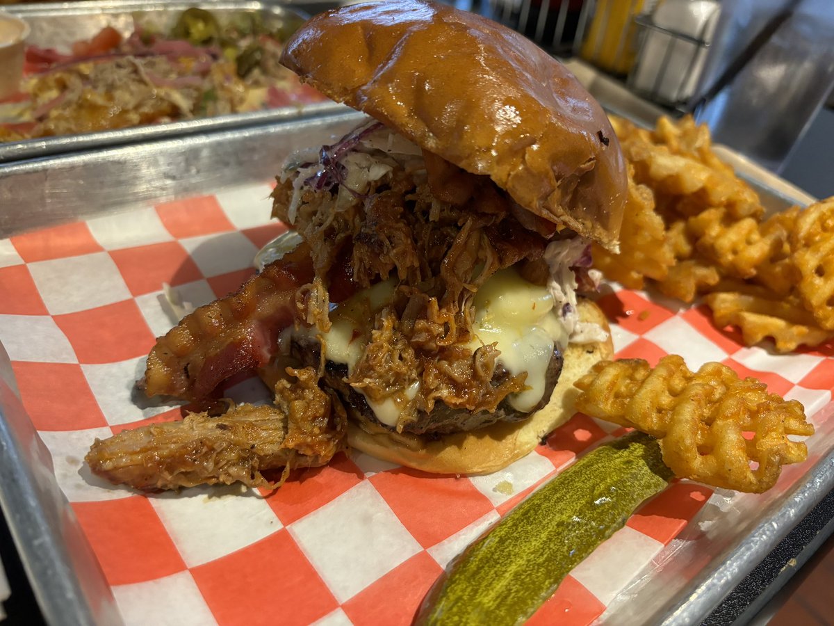 yevliii's tweet image. This burger was yelling at me but it was sooo gooodd~ 😋😍 #amazingdate #pulledporkburger #spanglishfries #boba