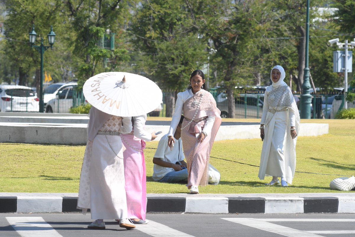 KhaosodEnglish's tweet photo. Thai & foreign tourists visit Wat Phra Kaew, or the Temple of the Emerald Buddha, on Dec 30. Some visitors stopped by to buy elephant pants to wear before entering the temple for politeness. Others dressed in Thai costume. (Pics: Yokin Charoenying) #bangkok #watprakaew #Thailand https://t.co/KpuWrUlJrh
