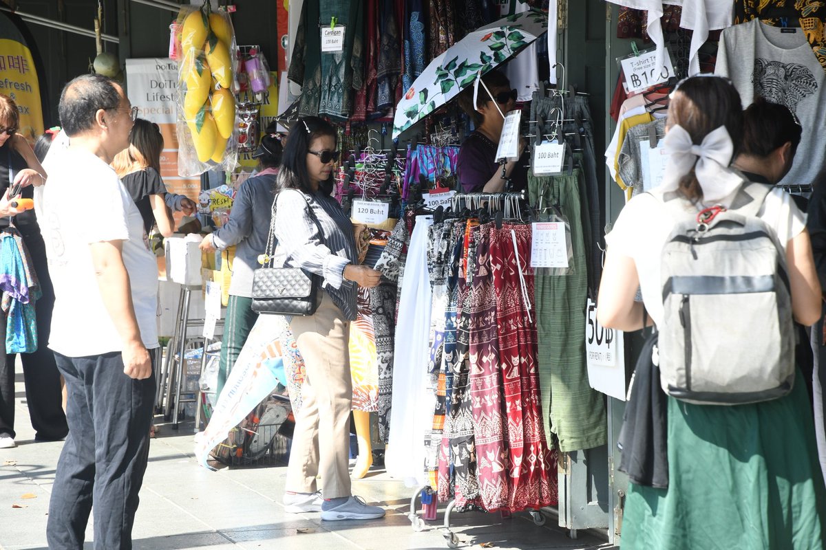 KhaosodEnglish's tweet photo. Thai & foreign tourists visit Wat Phra Kaew, or the Temple of the Emerald Buddha, on Dec 30. Some visitors stopped by to buy elephant pants to wear before entering the temple for politeness. Others dressed in Thai costume. (Pics: Yokin Charoenying) #bangkok #watprakaew #Thailand https://t.co/KpuWrUlJrh