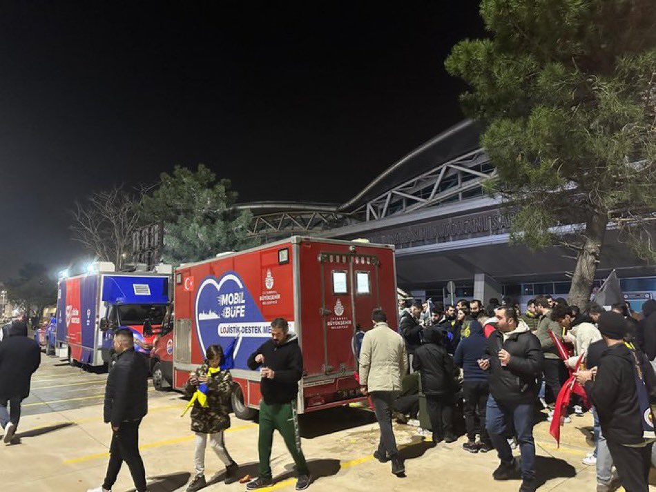 tcbuyuksehIr1's tweet photo. İBB, Galatasaray ve Fenerbahçe’yi karşılayan vatandaşlara gece boyu mobil büfelerle ikramda bulundu. https://t.co/dMBPLTHpxz