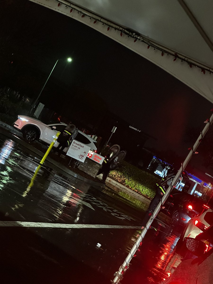 CountNeaOut's tweet photo. @Chickfila, why do you have your employees out here in the rain? This is terrible. #Vacaville https://t.co/NCWyxWyO8m