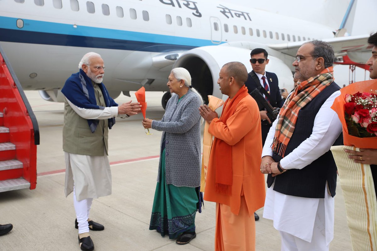 amitkumar0532's tweet photo. #भगवानश्रीराम जी की नगरी #अयोध्या #महर्षि वाल्मीकि इंटरनेशनल एयरपोर्ट पहुंचे PM मोदी,PM मोदी का #मुख्यमंत्री #योगी और #गवर्नर आनंदी बेन पटेल ने पुष्पगुच्छ भेंट कर स्वागत किया https://t.co/tlyD4VpHaV