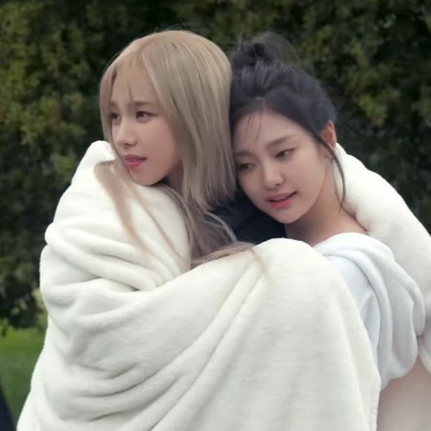 /ae/ hari ini dua member sakit, get well soon Karina and Ningning 🫶🥹🫶