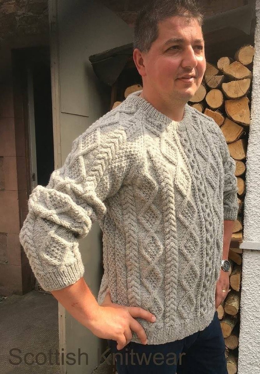 etsy.com/uk/shop/scotti…
Hand knitted, warm and eye catching - the very picture of style!
#earlybiz #TweetUK #MHHSBD #firsttmaster