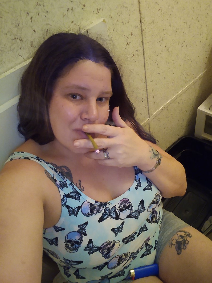lokolobo22's tweet photo. Getting the house right b4 the 1st so as I'm doing laundry waiting on the dryer to finish.  why did  I stop to smoke a blunt??!! Now I'm sitting here with the dryer waiting on me , high AF,  lookin at my feet like, " Where's Daddy, these feet need some TLC ASAP?!?!" @ViiBuckman https://t.co/eEH3BtGb2o