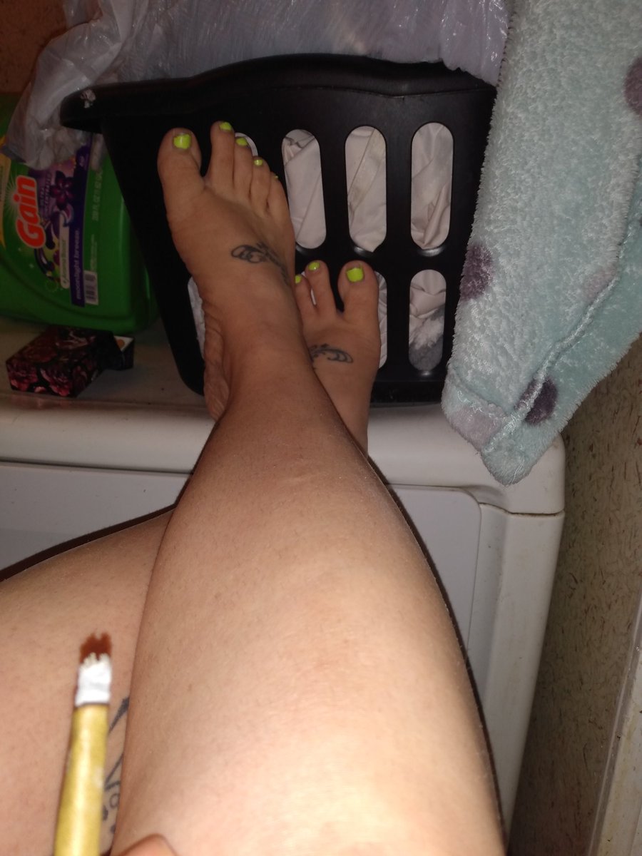 lokolobo22's tweet photo. Getting the house right b4 the 1st so as I'm doing laundry waiting on the dryer to finish.  why did  I stop to smoke a blunt??!! Now I'm sitting here with the dryer waiting on me , high AF,  lookin at my feet like, " Where's Daddy, these feet need some TLC ASAP?!?!" @ViiBuckman https://t.co/eEH3BtGb2o