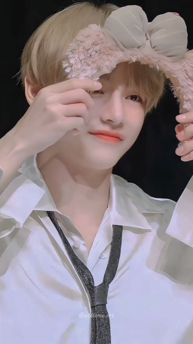 __haffu7's tweet photo. Happy Birthday our taetae🐻 oppa ~ 🍓

#방탄소년단 #BTSV
#HAPPYVDAY  #TAETAE #HappyBirthdayTaehyung #HappyTaehyungDay #VDAY 
#Borahae #WEPURPLEYOU https://t.co/IjDPe1oeVZ