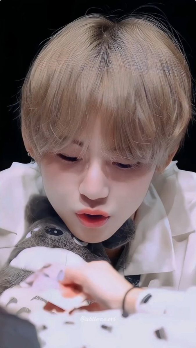 __haffu7's tweet photo. Happy Birthday our taetae🐻 oppa ~ 🍓

#방탄소년단 #BTSV
#HAPPYVDAY  #TAETAE #HappyBirthdayTaehyung #HappyTaehyungDay #VDAY 
#Borahae #WEPURPLEYOU https://t.co/IjDPe1oeVZ