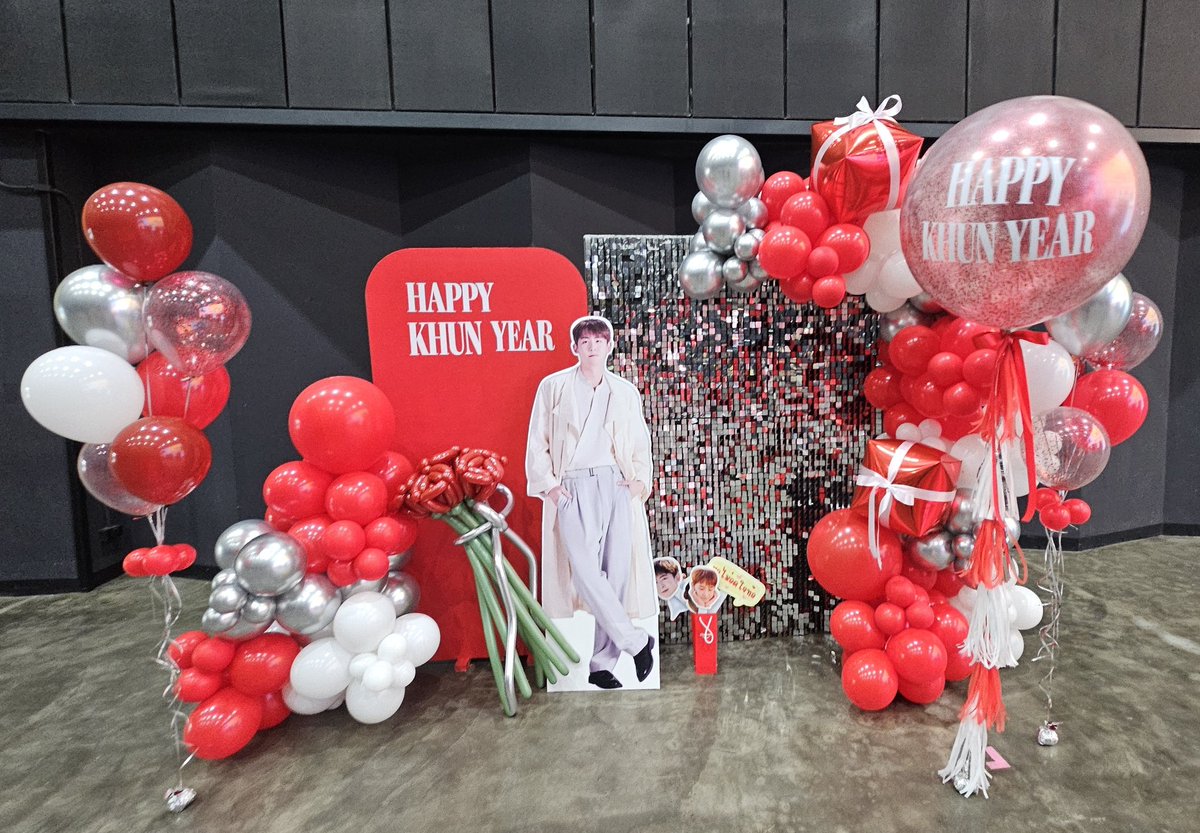 WarmthWithKhun's tweet photo. แฟนๆ ที่มาถึงงานแล้ว อย่าลืมแวะไปถ่ายรูปกับ photo booth  กันนะคะ ❤️
#HAPPYKHUNYEAR
#NICHKHUNFANMEETINGBKK
#NICHKHUN #นิชคุณ #닉쿤 https://t.co/kzyEZ6S4Ul