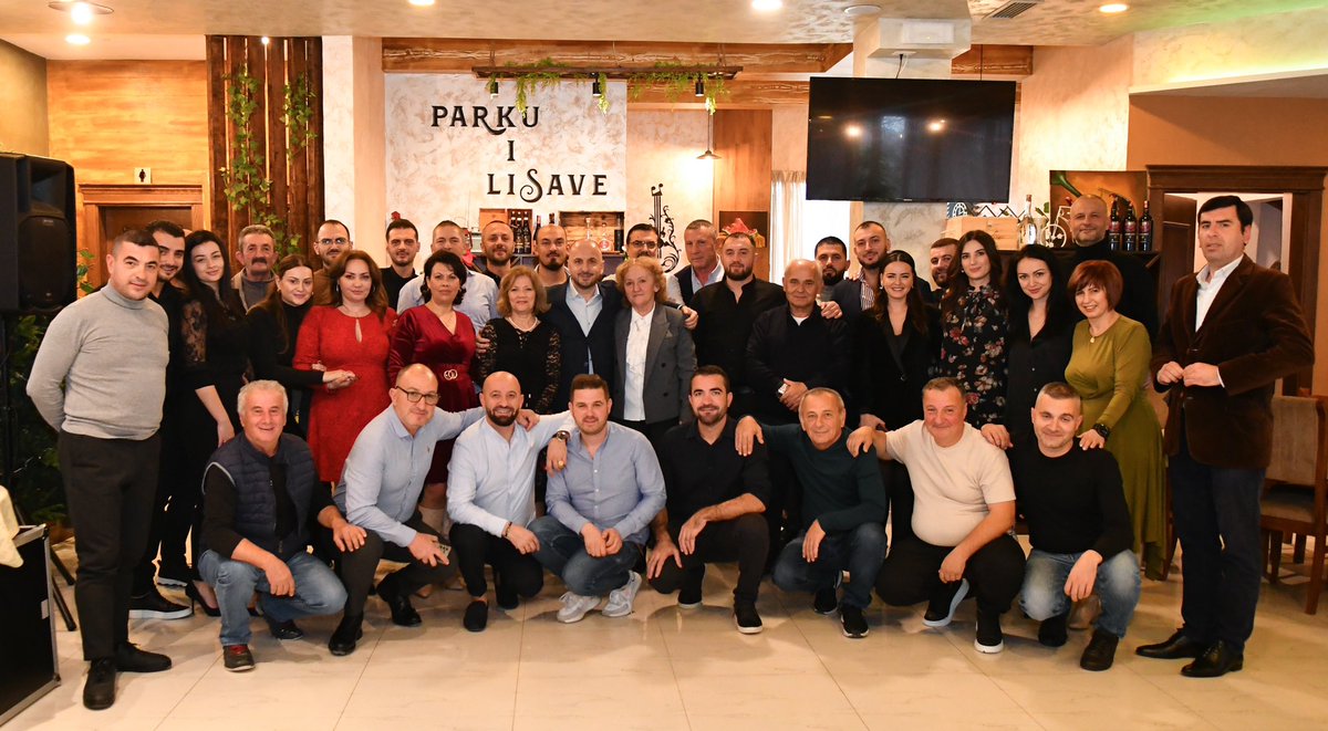 🔻Stafi i AAT mbyll një vit të suksesshëm duke festuar dhe duke shpresuar për një vit tjetër akoma më të mirë dhe me punë të bukura për Tiranën tonë🏙️. 

Përzemërsisht ju urojmë gëzuar 2024 🎉të gjithë shqiptarëve, shëndet dhe mbarësi në familjet tuaja 🙏