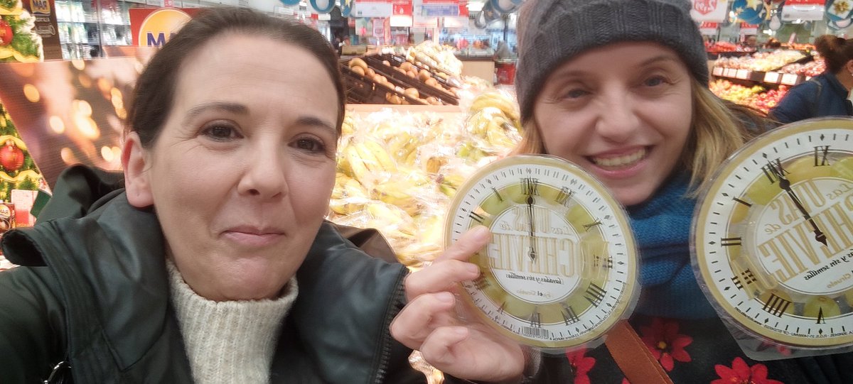 OlgaPelaezAlva2's tweet photo. Cuando vas a por uvas al súper y te regalan un encuentro amigo @leaesasin 🎁🤗🥳. Feliz Año @en_escuelas . Por muchos reencuentros maravillosos en #2024 https://t.co/9OZxqNiRJR