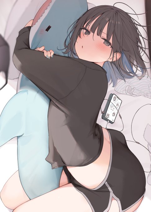 ぬいぐるみにぎゅーしながら寝てたとこ見られて少し恥ずかしいインナーカラー彼女 