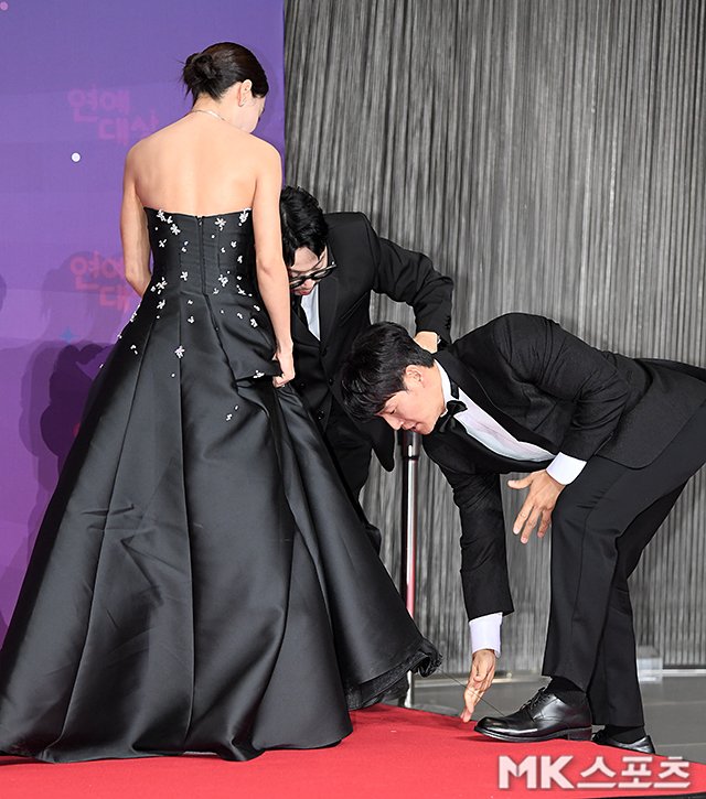 suyeounie's tweet photo. JIHYO AND HER BODYGUARDS ㅋㅋㅋ

protect queen jihyo 👸 
BRIGHTEST STAR SONGJIHYO
#우리_최고의_런닝걸_송지효
#SBSEntertainmentAwards2023
#SongJiHyo #송지효 https://t.co/sJHAvaVhqR