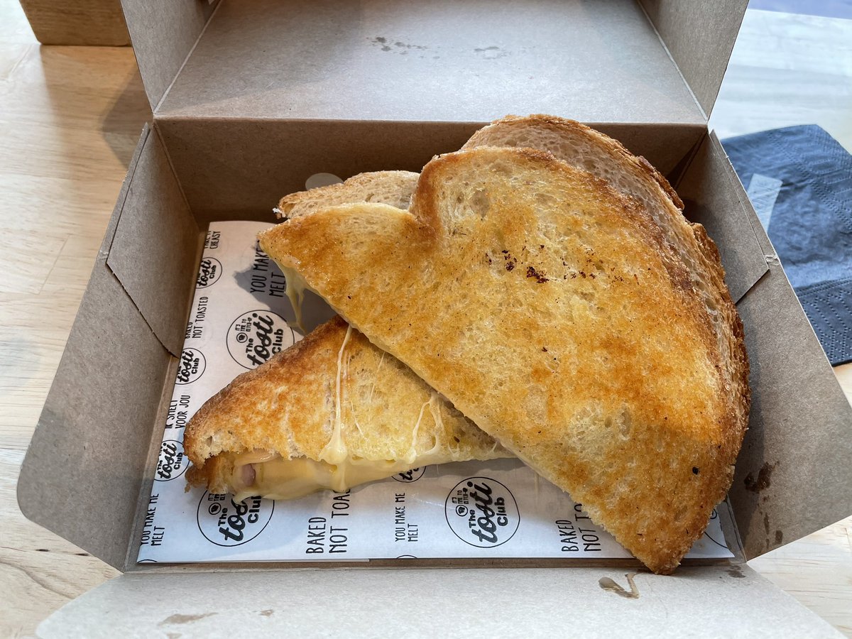 SchoppenRobert's tweet photo. Zo nu lekker een #Tosti eten bij #TheTostiClub in #AlmereStad https://t.co/awTAXIsD5z