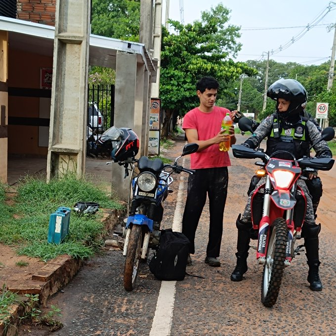 ▶️ AL RESCATE | ​​​​​​😎

La <a href="/policia_py/">Policía Nacional del Paraguay</a> compartió esta imagen contando que agentes LINCE se percataron de que un motociclista quedó sin combustible en Ñemby y decidieron ir a una estación de servicios para reabastecerlo.

“Nuestra misión es proteger y servir”, cierra el posteo.