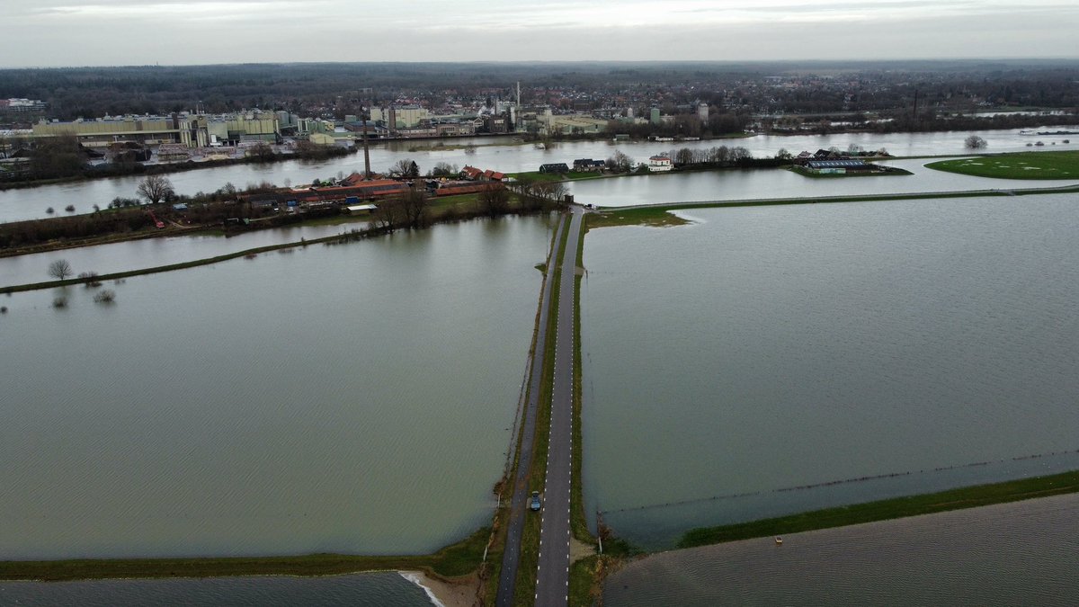 001Senna's tweet photo. Huidige water huishouding langs de Nederrijn. Foto’s genomen bij Wageningen en Amerongen. https://t.co/LbBE3o0R65