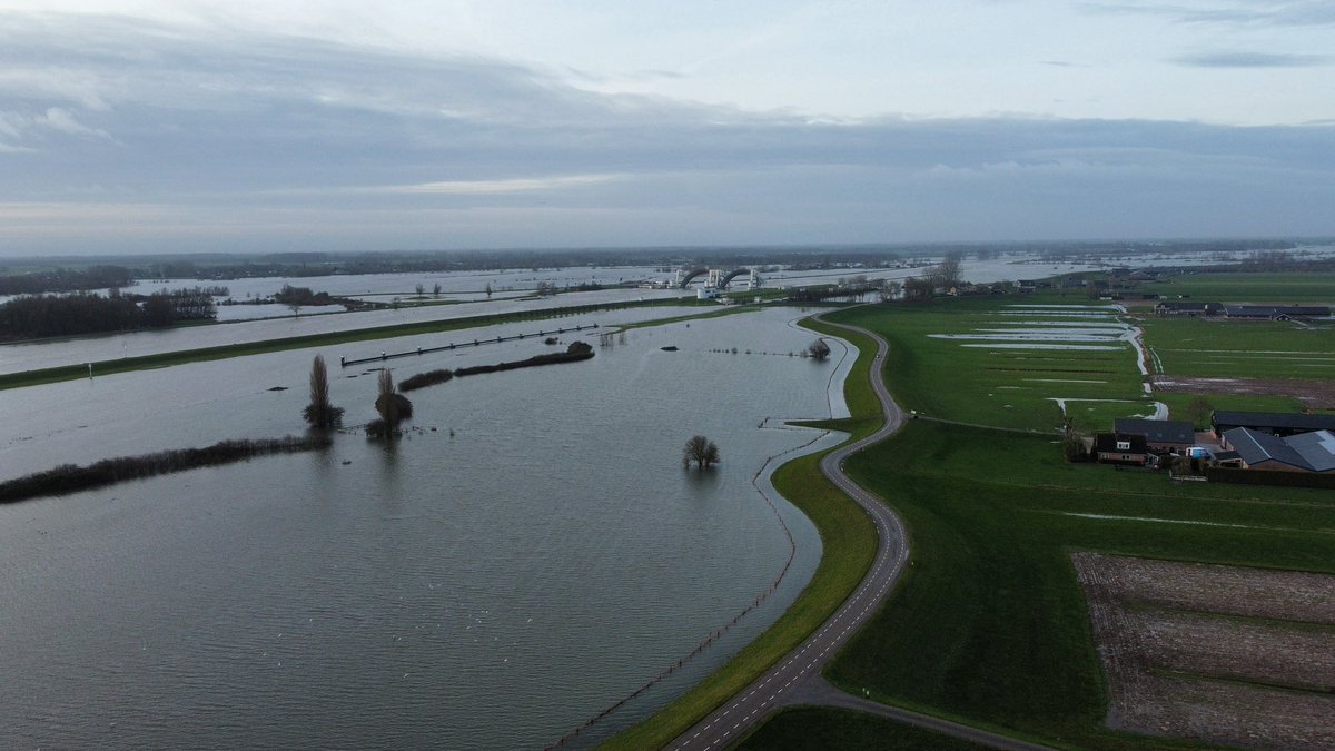 001Senna's tweet photo. Huidige water huishouding langs de Nederrijn. Foto’s genomen bij Wageningen en Amerongen. https://t.co/LbBE3o0R65
