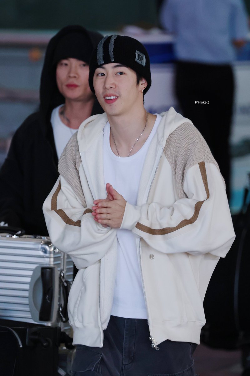 FWanit's tweet photo. สวัสดีครับประเทศไทย 🇹🇭💕
#ICONSIAMxMarkTuan
#WelcomeMarkTuanToThailand #ICONSIAMxMarkTuan #MarkTuan #段宜恩 @marktuan https://t.co/jL6kMn0zpp