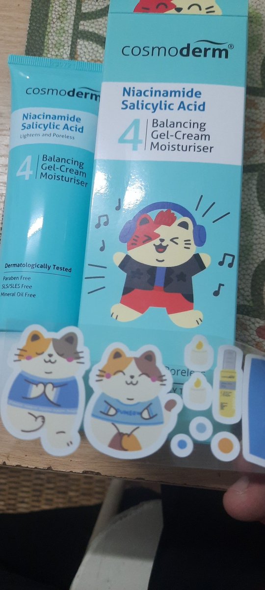 RaymondRahman's tweet photo. Beli CosmoDerm moisturiser 80ml dapat sticker kucing. https://t.co/ki3XOKydXg