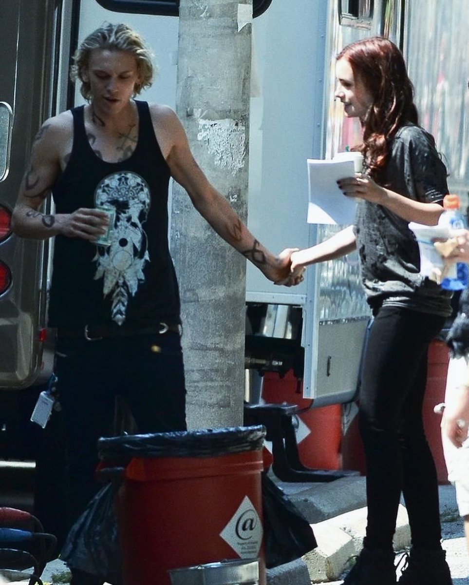 File:Lily Collins \u0026 Jamie Campbell Bower (8610328363).jpg - Wikimedia  Commons, image size:963x1200