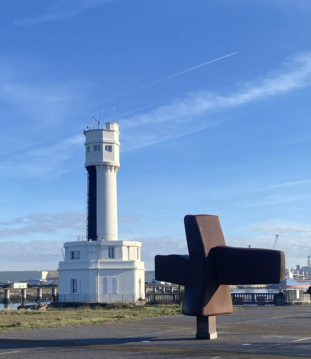 la_hune_anglet's tweet photo. [Direct] #Anglet #PlagedeLaBarre L’Oiseau au pied de la Tour des Signaux 😉 - #Txoria de #Zigor https://t.co/Mrdy9N3Dxr
