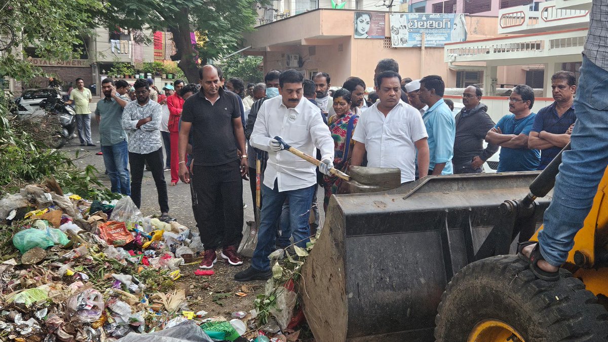 GVMC_VISAKHA's tweet photo. Deputy Mayor Sri J Sridhar participated in the special sanitation drive at Santhi Nagar, Ward 52, Zone 5.
#SupportGVMC
#EcoVizag
#ISupportEcoVizag https://t.co/Pd5OvLBUSn