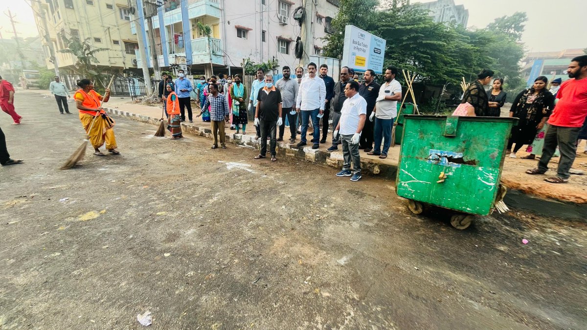 GVMC_VISAKHA's tweet photo. Deputy Mayor Sri J Sridhar participated in the special sanitation drive at Santhi Nagar, Ward 52, Zone 5.
#SupportGVMC
#EcoVizag
#ISupportEcoVizag https://t.co/Pd5OvLBUSn