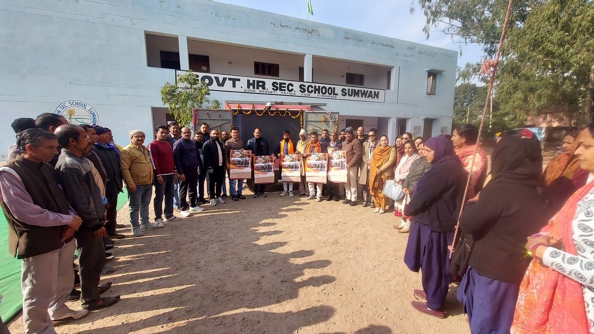 summit07sundan's tweet photo. @DiprKathua @DiprKathua @jkrddpr @districtadmkat1 @panchayat_j @DailyExcelsior1 Viksit Bharat Sankalp Yatra (VBSY) continues across the district with much fervor and successful campaigning amid huge public participation. 

IEC Van reached Panchayat Flote B of Block Nagri. https://t.co/PtuF4UpSpQ