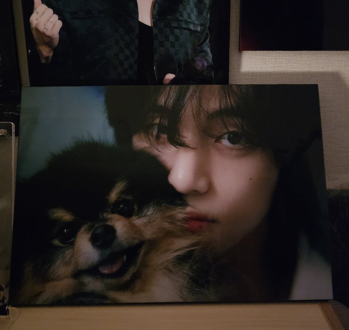 7_qkdxks_'s tweet photo. 히히 오늘도 예쁜 태형이 보고와따💜
럭드해서 액자 뽑음!! 후보가 3개 있었는데 고르기 엄청 힘들었다 다 예뻐서! 탄이랑 같이 있는거 데려왔는데 이쁨이2배💜💜 집에 와서 전시하는데 예뻐서 감탄만 했다ㅠㅠ 항상 이벤트 해주셔서 감사해요🥰
#언제나_김태형
#Always_V
#태형생일ㅊㅋ
@dalssacafe https://t.co/6q3iCK7P1d