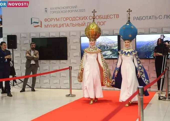 PILGRIMS! 
We are thinking about new outfits, 
what do you think about the ones in the photo👇 
Aren't they too extravagant? 😉
