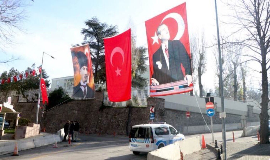 Ankara’da Suudi Arabistan Büyükelçiliği’nin bulunduğu sokak Türk bayrakları ve Atatürk posterleri ile donatıldı. Adam olmayana, adam olmayı öğretiriz