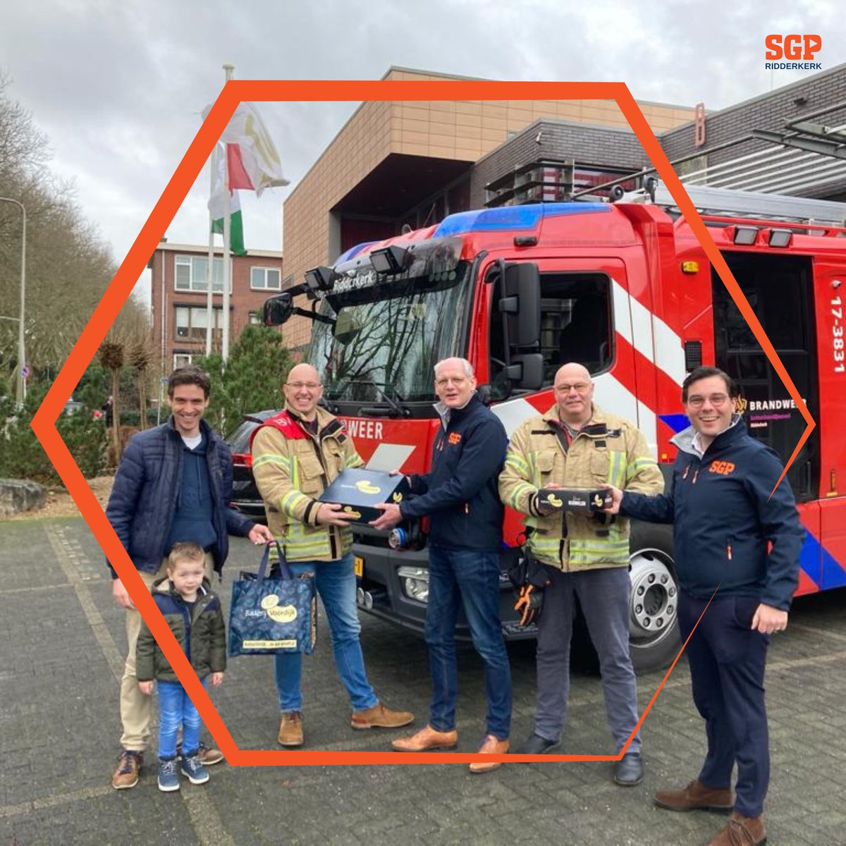 Op zaterdag 30 december heeft de SGP Ridderkerk de brandweer getrakteerd op oliebollen en appelflappen.