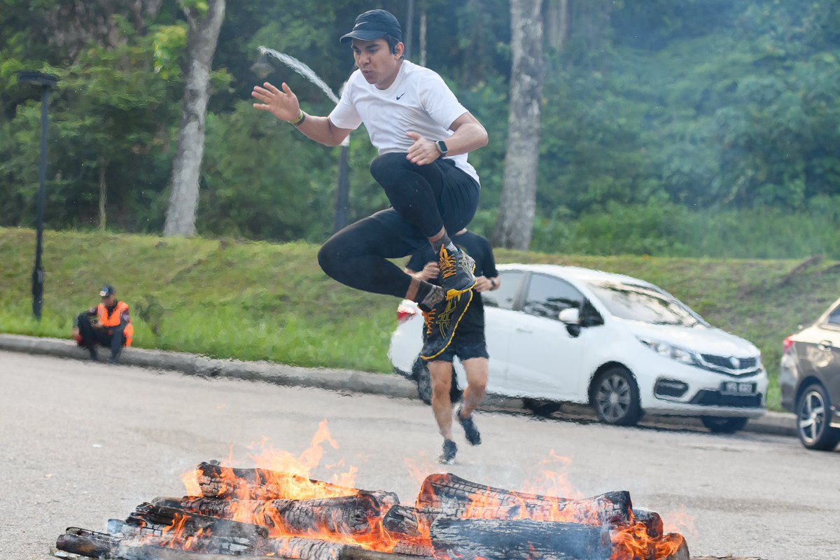 SyedSaddiq's tweet photo. Joined my very first Viper Challenge.

15km + 30 obstacles.

Completed it in 1hour 40minutes.

Road to Spartan Trifecta + Full-ironman next year? https://t.co/of4iPjwyiG